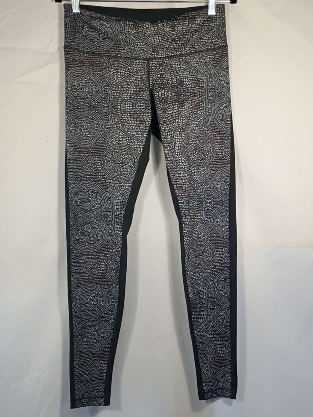 EUC Lululemon Grey And Black Color Block Pattern Leggings Womens Size 8 Workout